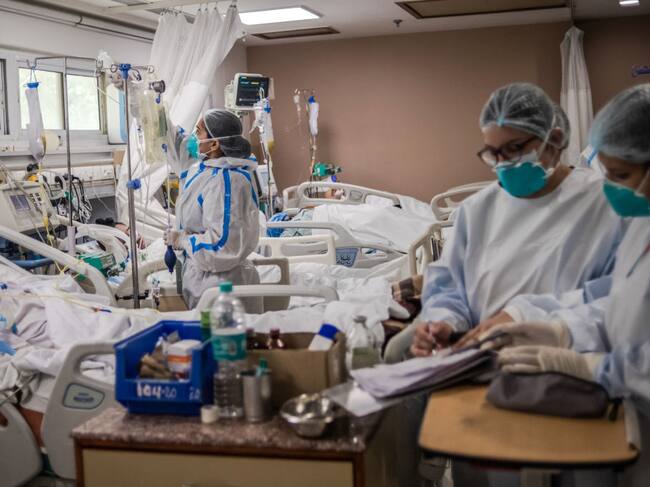 Equipo médico cuida a pacientes Covid-19 en un hospital de la India