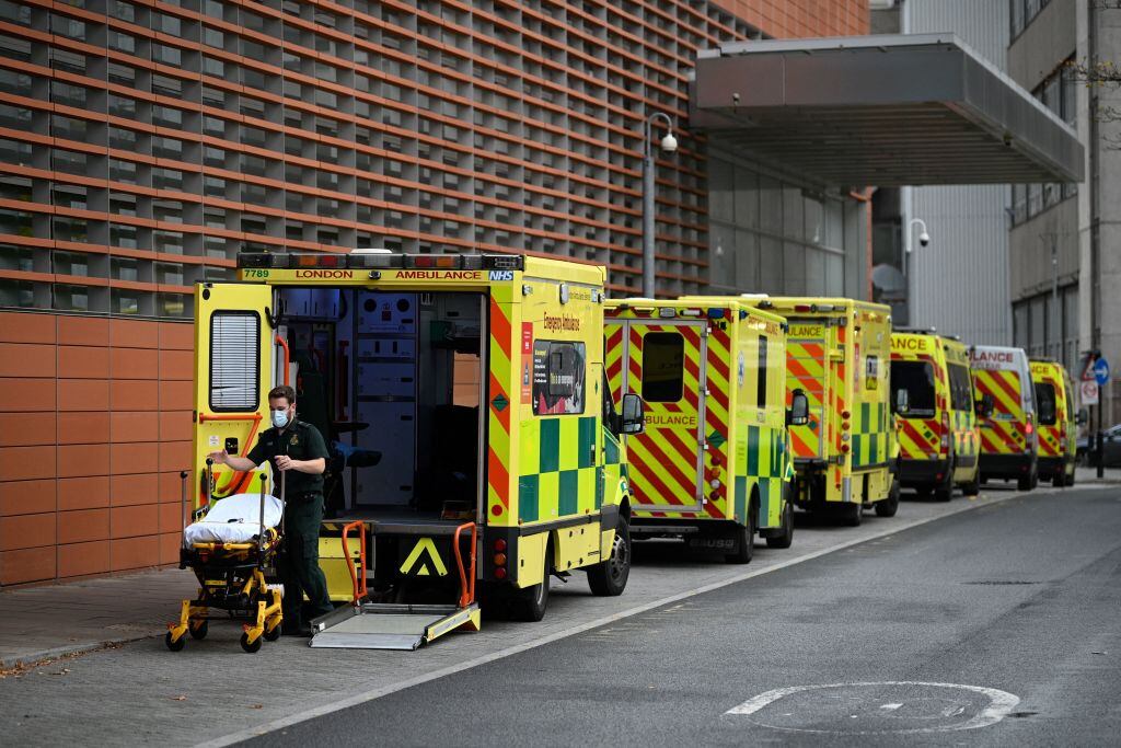 Ambulancias trasladan pacientes con covid-19 en Inglaterra