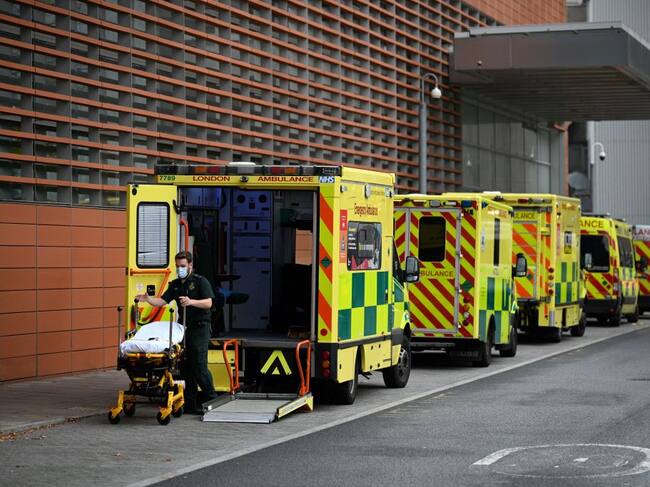 Ambulancias trasladan pacientes con covid-19 en Inglaterra