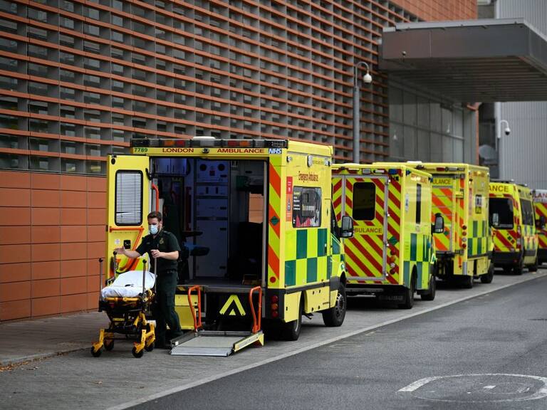 Ambulancias trasladan pacientes con covid-19 en Inglaterra