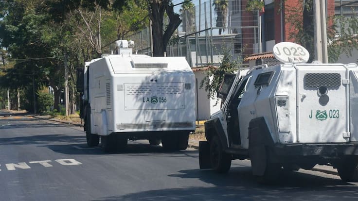 Encapuchados se enfrentan con Carabineros a las afueras del INBA: lanzaron al menos 20 bombas molotov