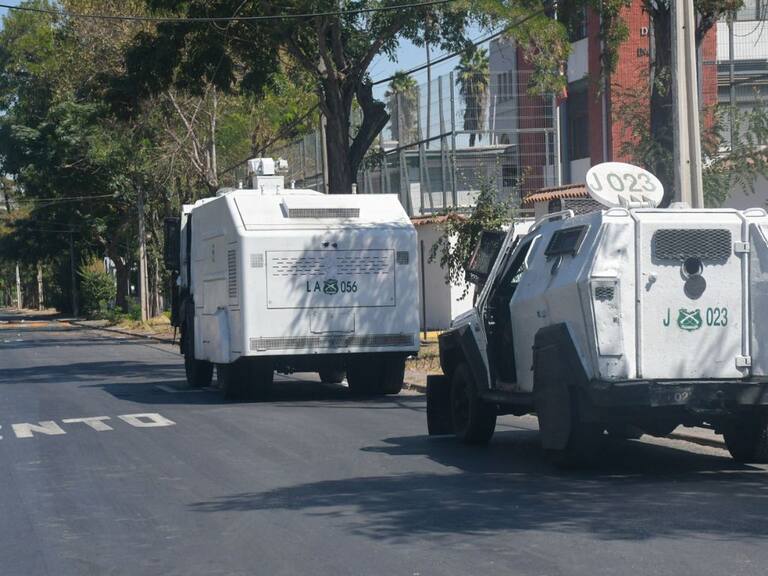 Encapuchados se enfrentan con Carabineros a las afueras del INBA: lanzaron al menos 20 bombas molotov