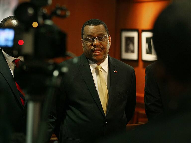 El nuevo primer ministro interino de Haití, Garry Conille, ante la prensa en una visita durante febrero en la ciudad de Washington en Estados Unidos.