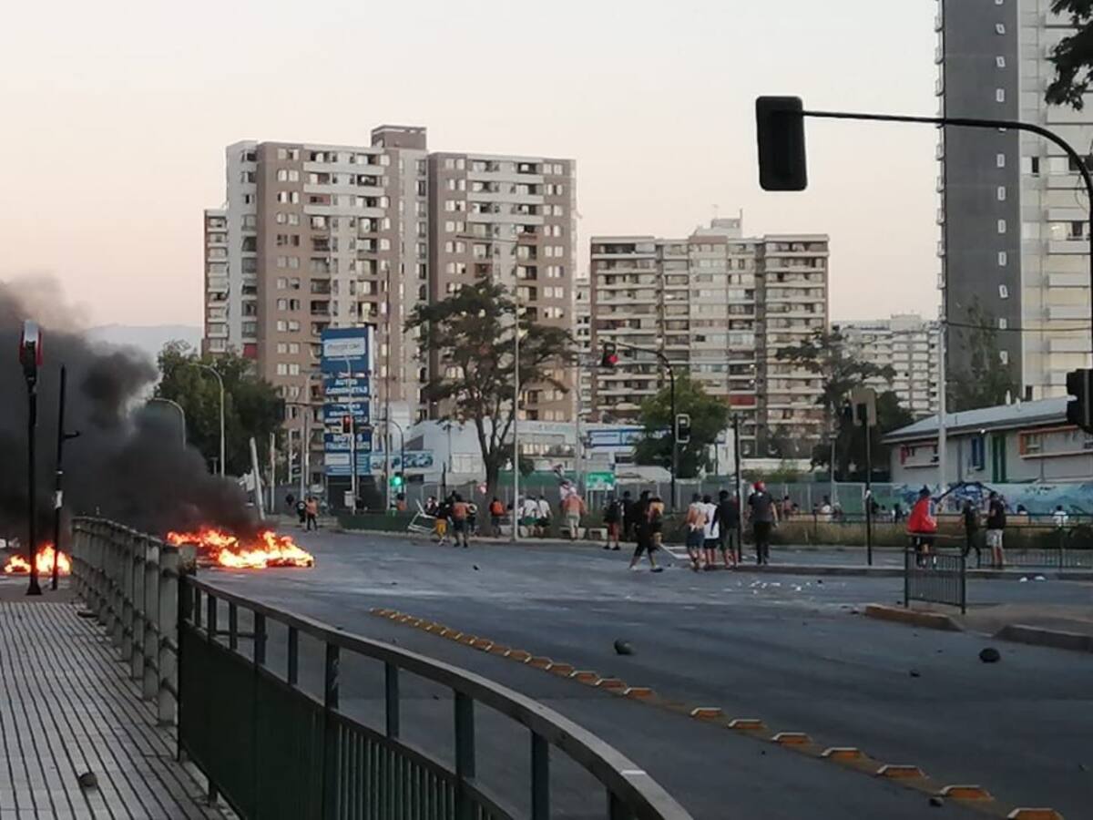 Hinchas de Colo Colo se manifestaron contra Blanco y Negro al exterior del Estadio Monumental