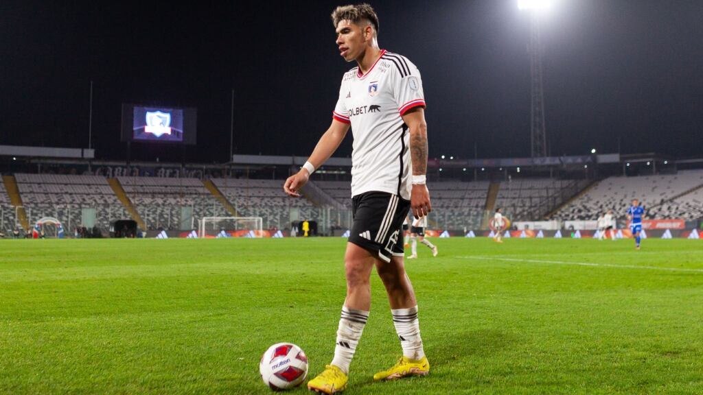 El peculiar cuestionamiento del juez de línea a Carlos Palacios durante el Colo Colo-Audax