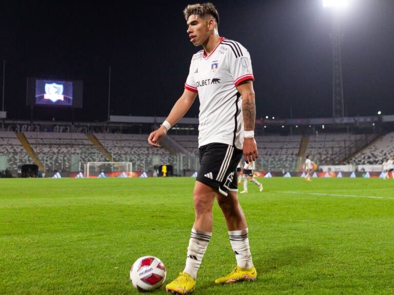 El peculiar cuestionamiento del juez de línea a Carlos Palacios durante el Colo Colo-Audax
