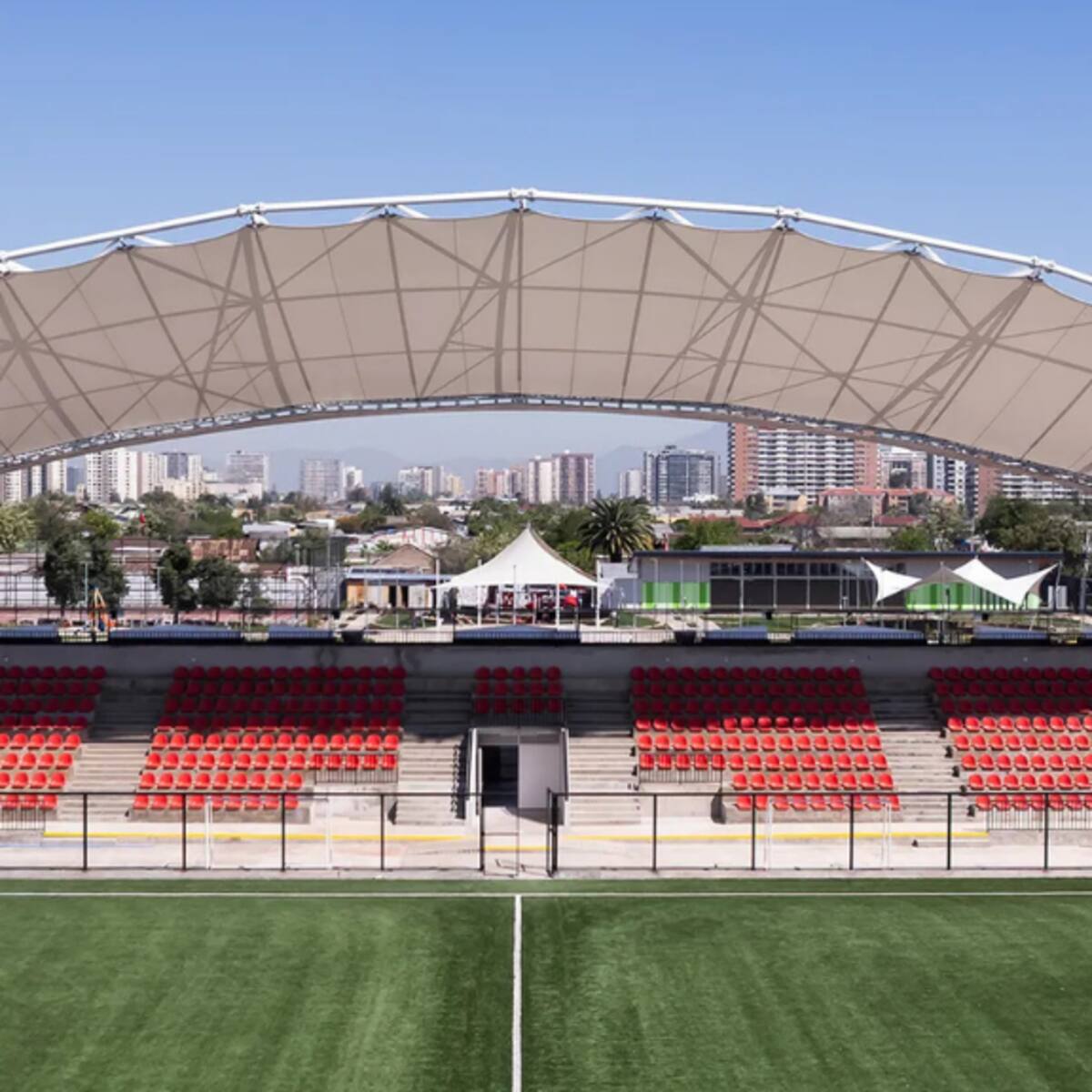 Costó $6 mil millones y demoró años en construirse: así es el nuevo estadio que se inauguró en Santiago