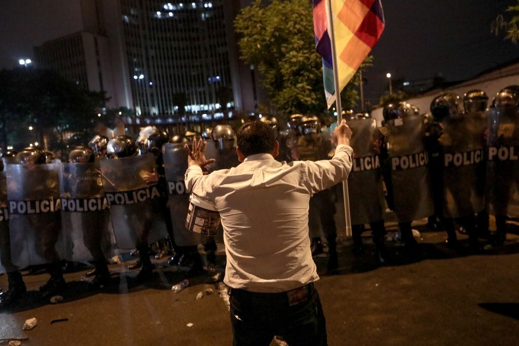Hombre intenta impedir que policías carguen contra manifestantes en Perú