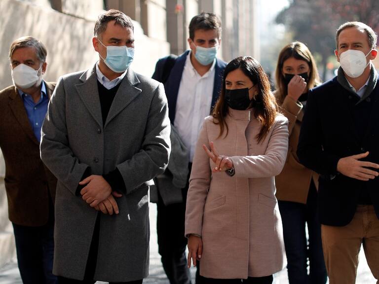 Chile Vamos entrega lineamientos para proceso constitucional: «Mayor presencia de la institucionalidad y distancia con el proceso anterior»