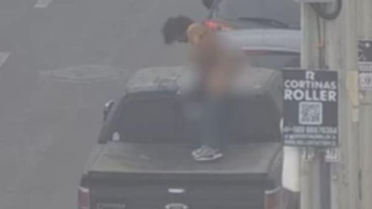 Prisión preventiva para sujeto que bailó desnudo sobre autos en Iquique: había sido expulsado de Chile en 2023