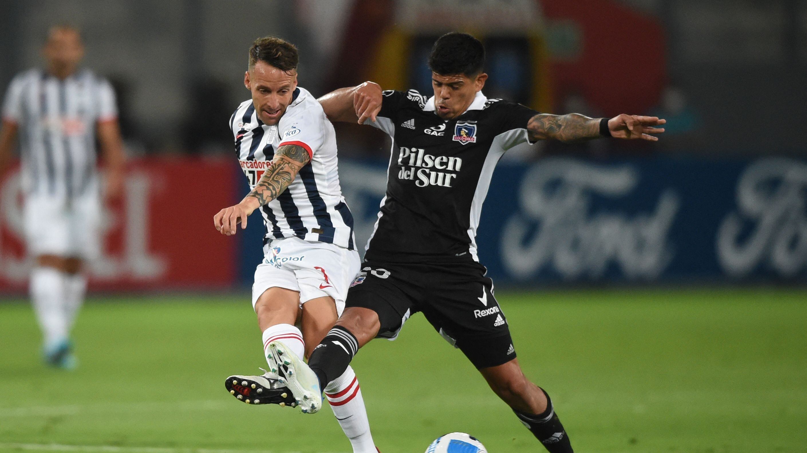 Hinchas de Colo Colo protagonizan incidentes en estadio de Alianza Lima