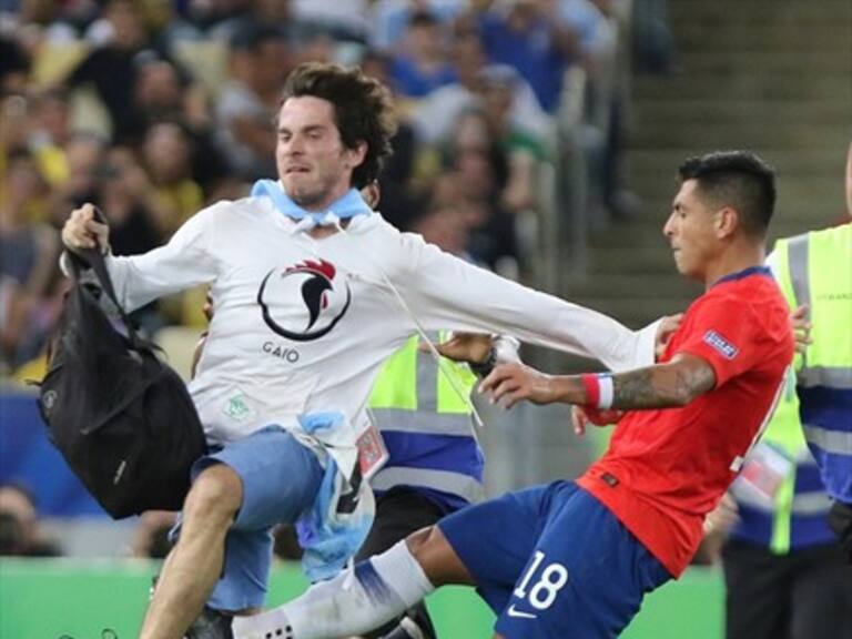 Gonzalo Jara podría ser sancionado por oficio tras golpear a hincha