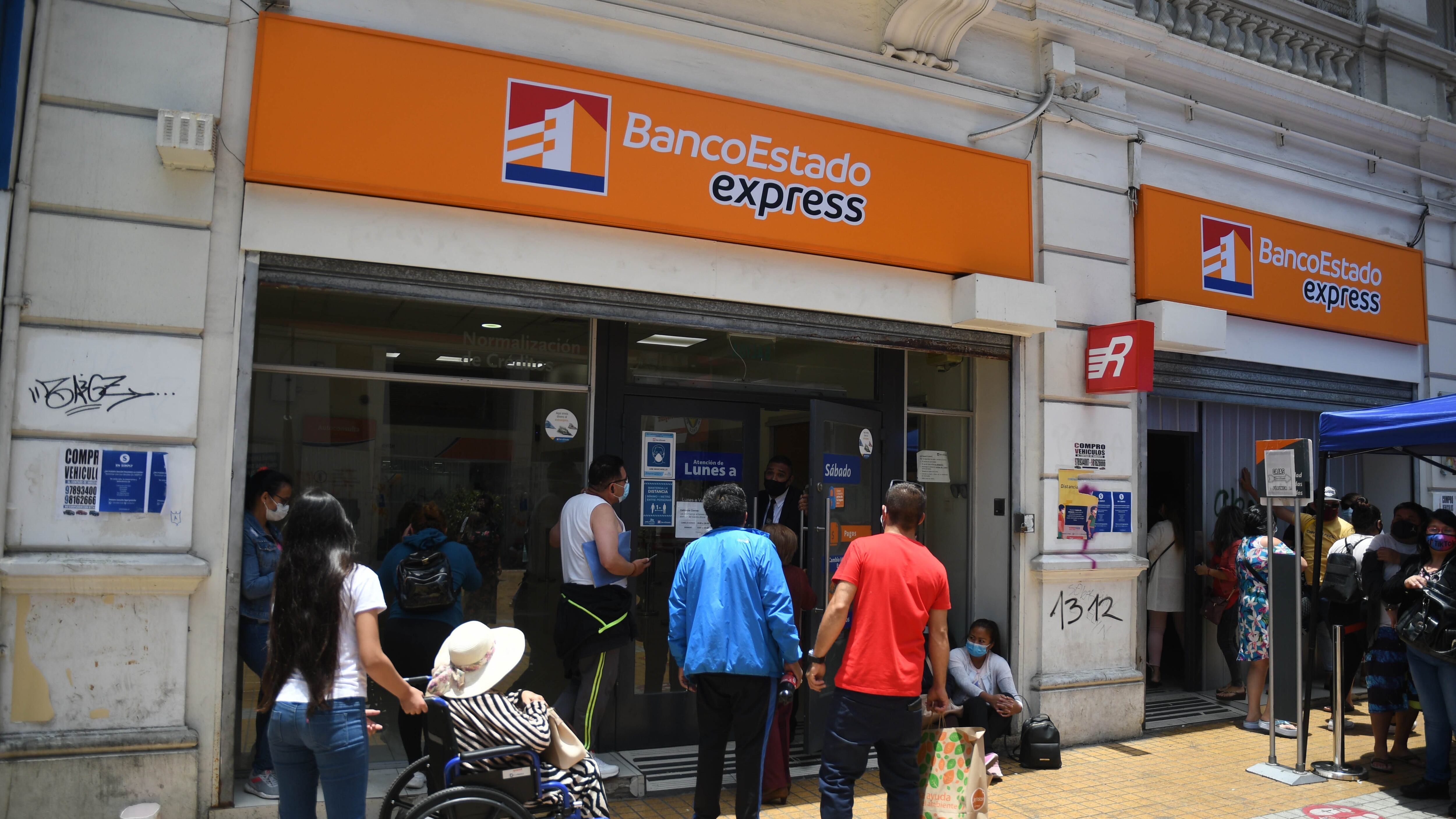 21 DICIEMBRE  2020 / ANTOFAGASTA Personas aglomeradas a las afueras de Sucursales de Banco Estado, luego de que se haya caído el sistema y las plataformas Online
FOTO CAMILO ALFARO / AGENCIAUNO