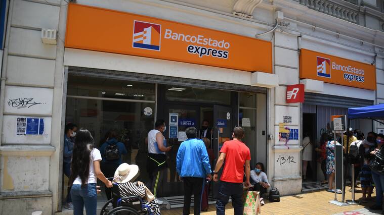 21 DICIEMBRE 2020 / ANTOFAGASTA Personas aglomeradas a las afueras de Sucursales de Banco Estado, luego de que se haya caído el sistema y las plataformas Online
FOTO CAMILO ALFARO / AGENCIAUNO