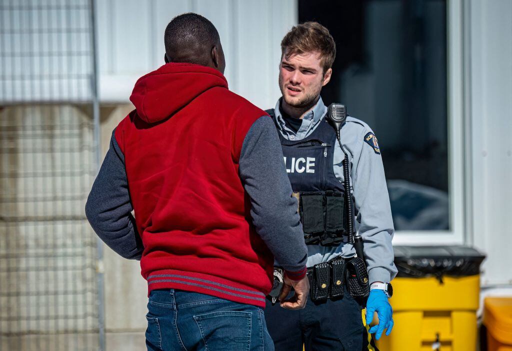 Un migrante llega tras cruzar México y Estados Unidos hasta el paso fronterizo de Roxham Road en Quebec de Canadá.