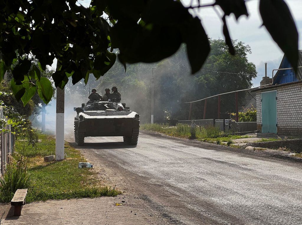 Tanque ucraniano deja la localidad de Lisichansk en la región de Lugansk