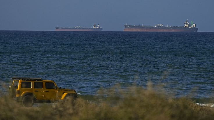 Superpetrolero iraní sujeto a sanciones cruza estrecho de Ormuz a pesar de bloqueo de EE.UU., según medio