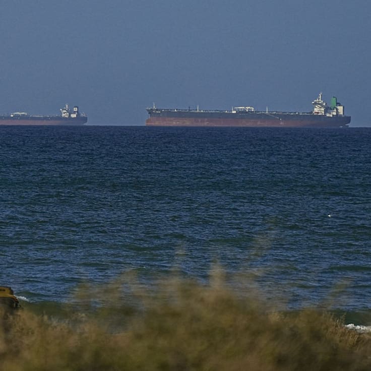 Superpetrolero iraní sujeto a sanciones cruza estrecho de Ormuz a pesar de bloqueo de EE.UU., según medio