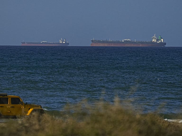 Superpetrolero iraní sujeto a sanciones cruza estrecho de Ormuz a pesar de bloqueo de EE.UU., según medio