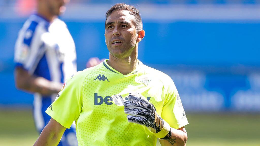 VITORIA GASTEIZ, SPAIN - SEPTEMBER 13: Claudio Bravo of Real Betis during the La Liga Santander  match between Deportivo Alaves v Real Betis Sevilla at the Estadio de Mendizorroza on September 13, 2020 in Vitoria Gasteiz Spain (Photo by David S. Bustamante/Soccrates/Getty Images)