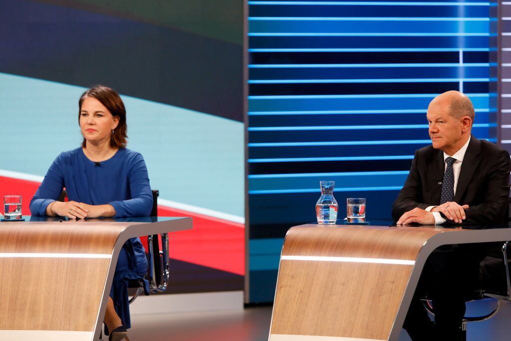 Scholz junto a la candidata verde Annalena Baerbock en un debate en Alemania