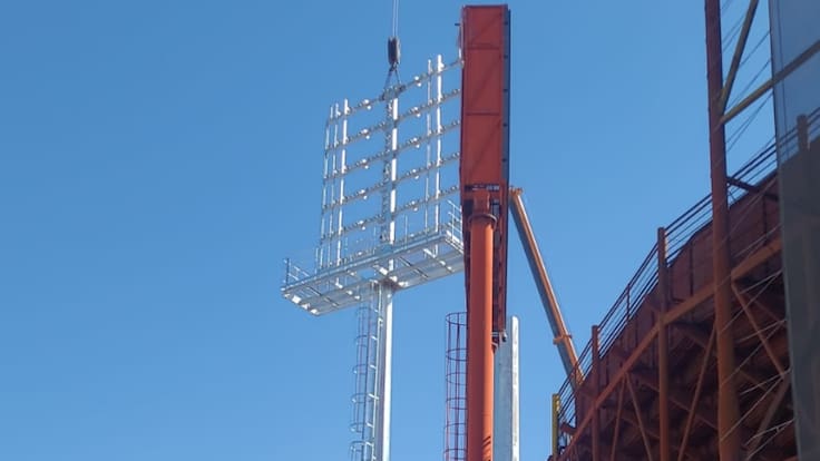 Unión Española inicia la postergada instalación de las luminarias de su estadio: esto durarán los trabajos