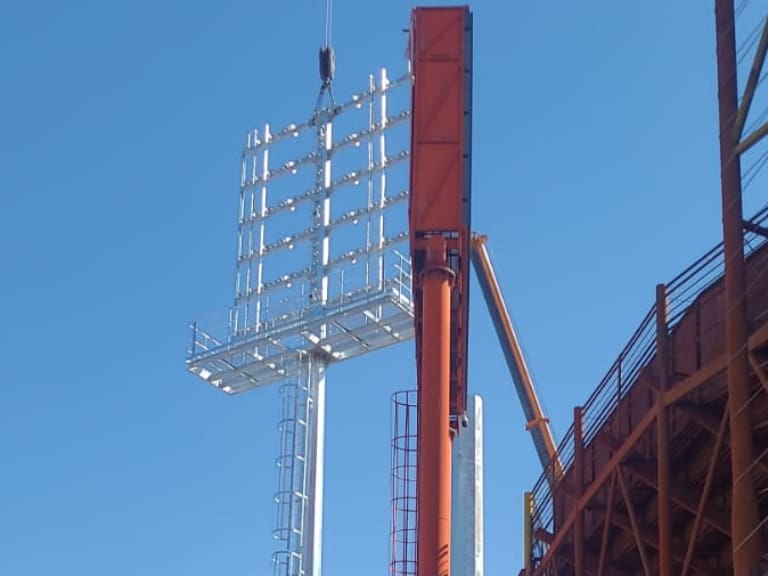 Unión Española inicia la postergada instalación de las luminarias de su estadio: esto durarán los trabajos