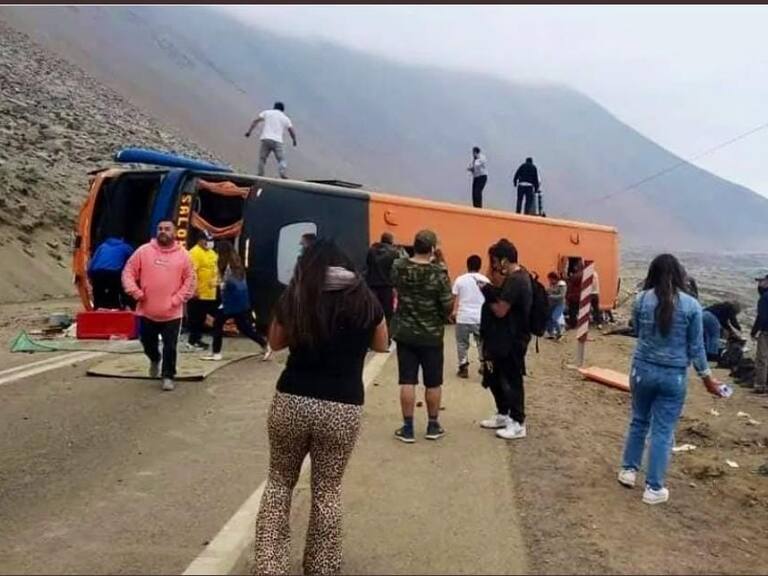 Volcamiento de bus en Iquique dejó 40 lesionados: seis adultos y dos niños se encuentran críticos