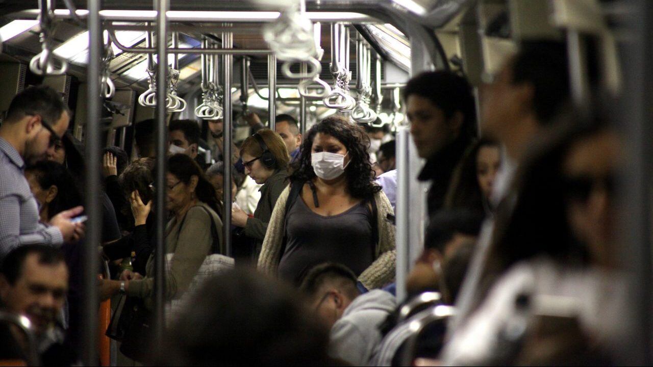 17 de Marzo 2020/ SANTIAGO
Mujer con mascarilla, en el metro de Santiago, tras el anuncio del ministro de Salud, que aseguró que Chile entró a fase 4 y llama a usar mascarillas en espacios públicos, Santiago.


FOTO: AILEN DÍAZ/AGENCIAUNO