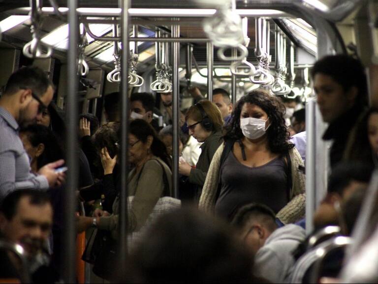 17 de Marzo 2020/ SANTIAGO
Mujer con mascarilla, en el metro de Santiago, tras el anuncio del ministro de Salud, que aseguró que Chile entró a fase 4 y llama a usar mascarillas en espacios públicos, Santiago.


FOTO: AILEN DÍAZ/AGENCIAUNO