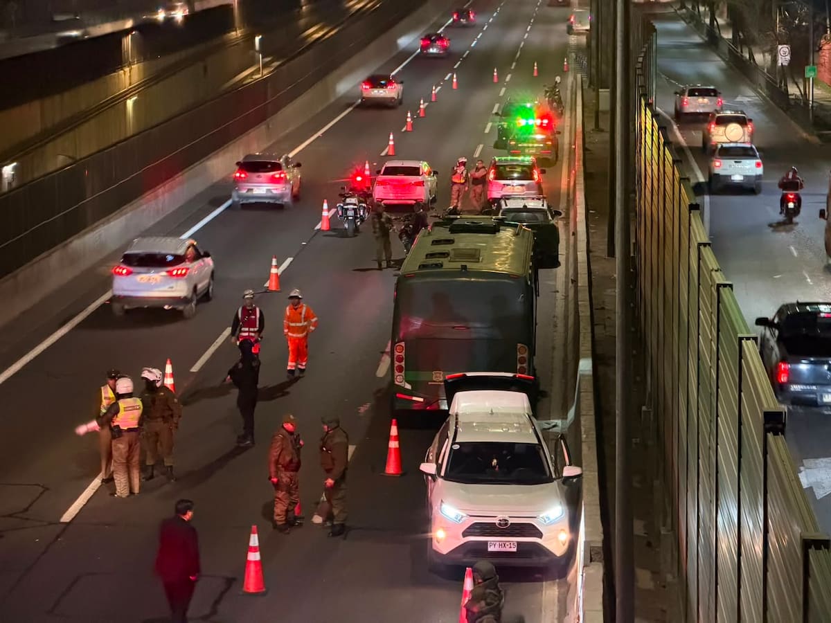 En plena autopista: sujetos emboscan bus de Gendarmería intentando liberar a 16 reos en La Cisterna