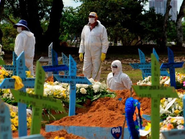 Trabajadores realizan un funeral de víctima del Covid-19 en Manaos