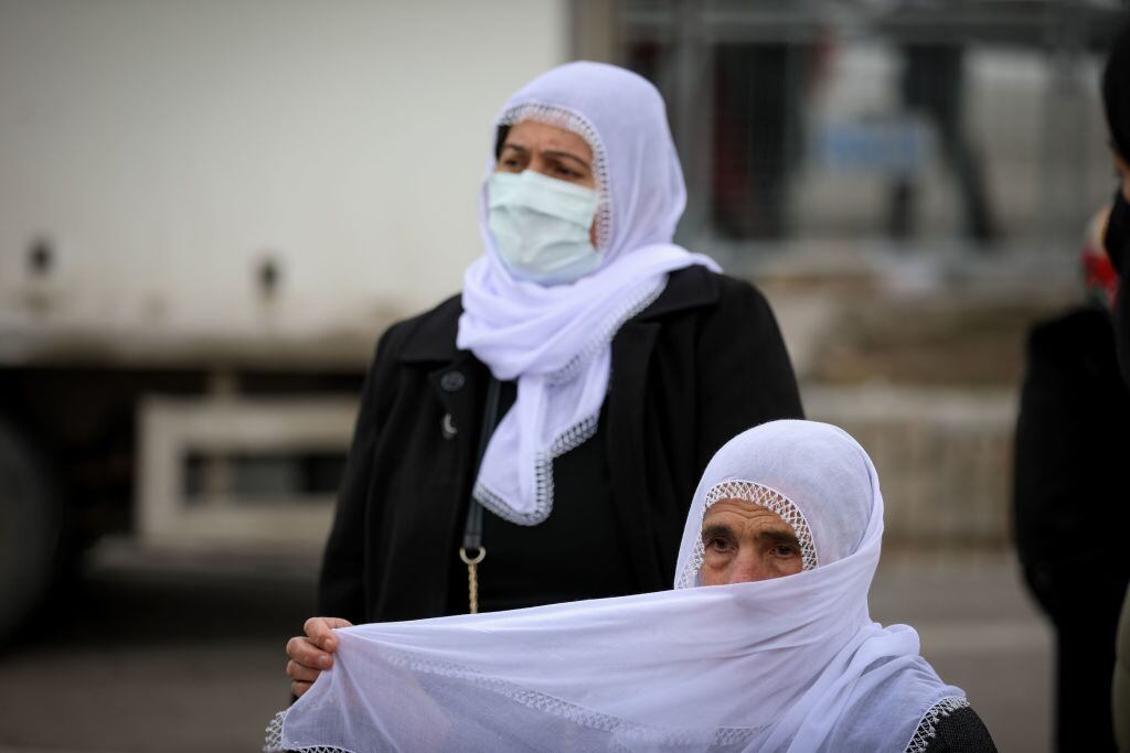 Mujeres caminan con un velo sobre su rostro por las calles de Ankara en Turquía