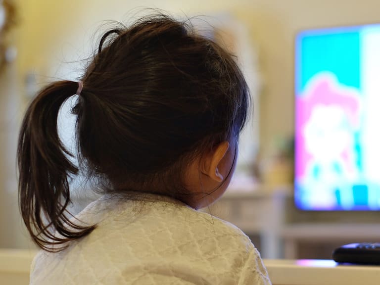 Consumo de televisión en cuarentena ha aumentado a casi siete horas diarias en Chile