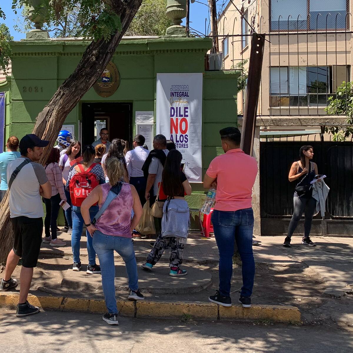 “No queremos vivirlo nuevamente”: vecinos de Providencia piden trasladar la embajada de Venezuela ante temor por nuevas aglomeraciones