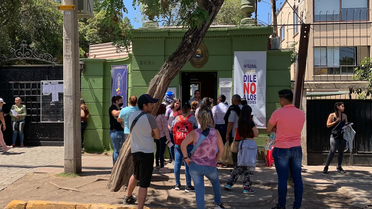 “No queremos vivirlo nuevamente”: vecinos de Providencia piden trasladar la embajada de Venezuela ante temor por nuevas aglomeraciones