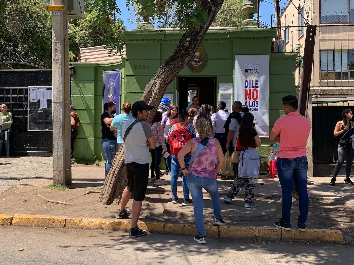 “No queremos vivirlo nuevamente”: vecinos de Providencia piden trasladar la embajada de Venezuela ante temor por nuevas aglomeraciones