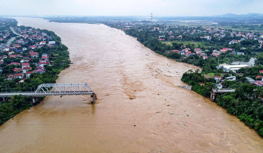 El puente Phong Chau colapsa sobre el río Rojo en la provincia de Phu Tho en Vietnam, por el paso del supertifón Yagi