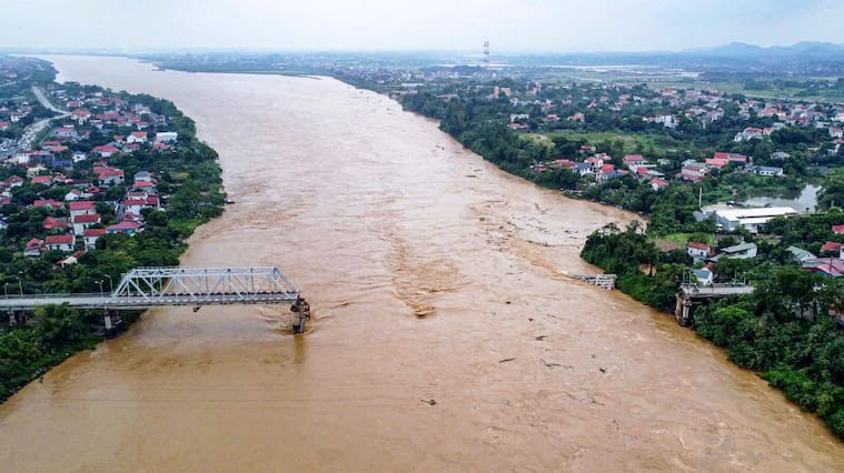 El puente Phong Chau colapsa sobre el río Rojo en la provincia de Phu Tho en Vietnam, por el paso del supertifón Yagi