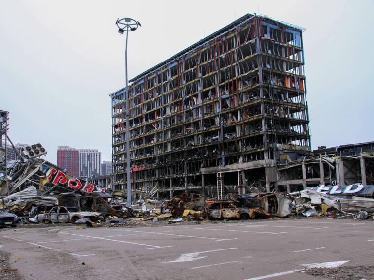 La destrucción que dejan los ataques sobre la ciudad de Kiev