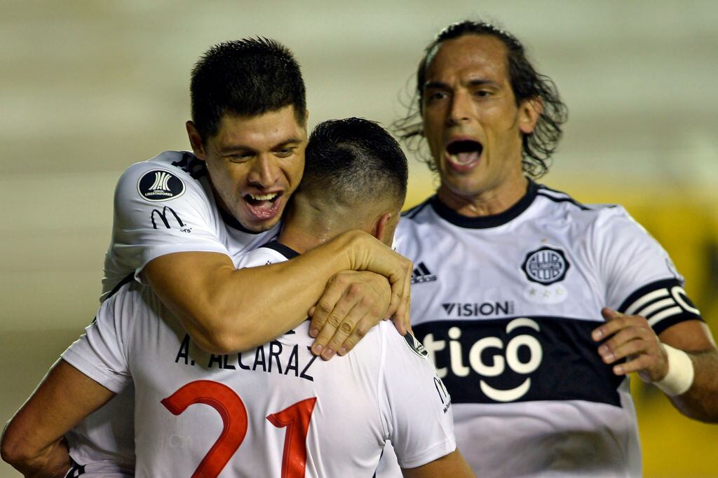 Jugadores del Club Olimpia celebran un gol