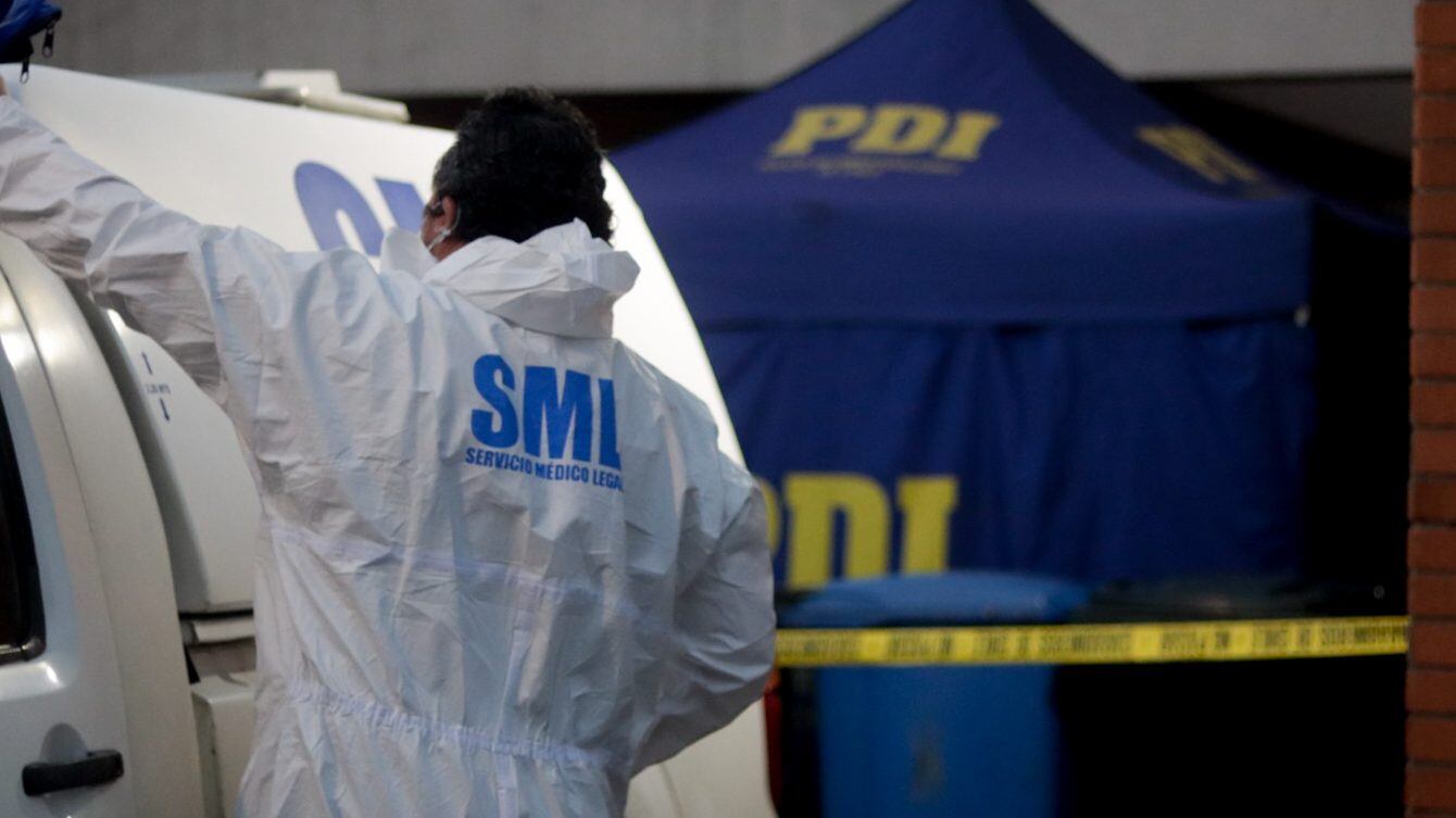 07 de Mayo de 2021 / CONCEPCION
Mujer fallece tras caer desde el piso 21 en edificio ubicado en calle Janequeo entre Barros Arana y Freire en el Centro de la Ciudad, La Brigada de Homicidios de la PDI realiza peritajes e investiga la causa de la caida de la mujer.

FOTO: CAMILO CASTRO / AGENCIAUNO