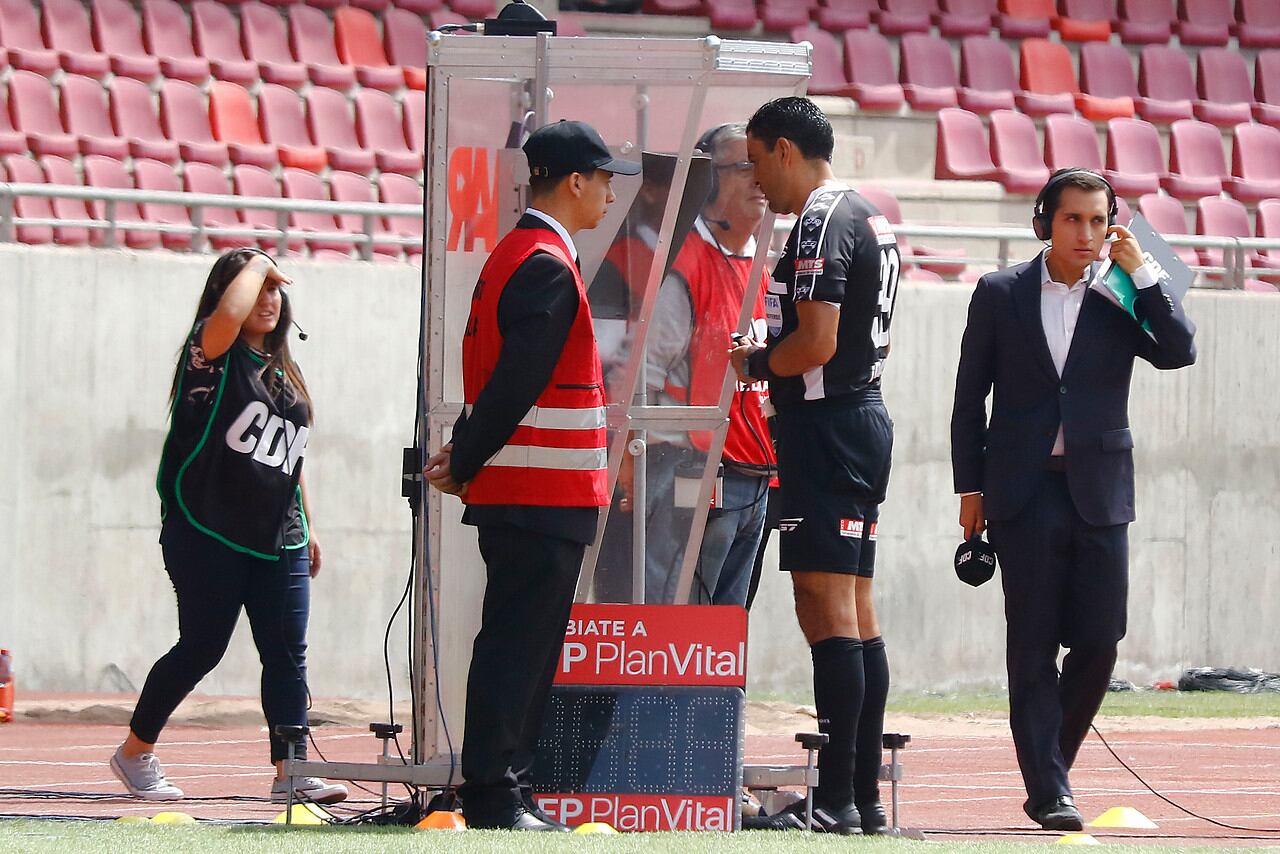 Roberto Tobar consulta el VAR, durante Deportes La Serena y Colo Colo