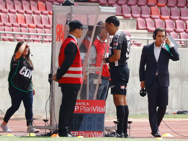 Roberto Tobar consulta el VAR, durante Deportes La Serena y Colo Colo