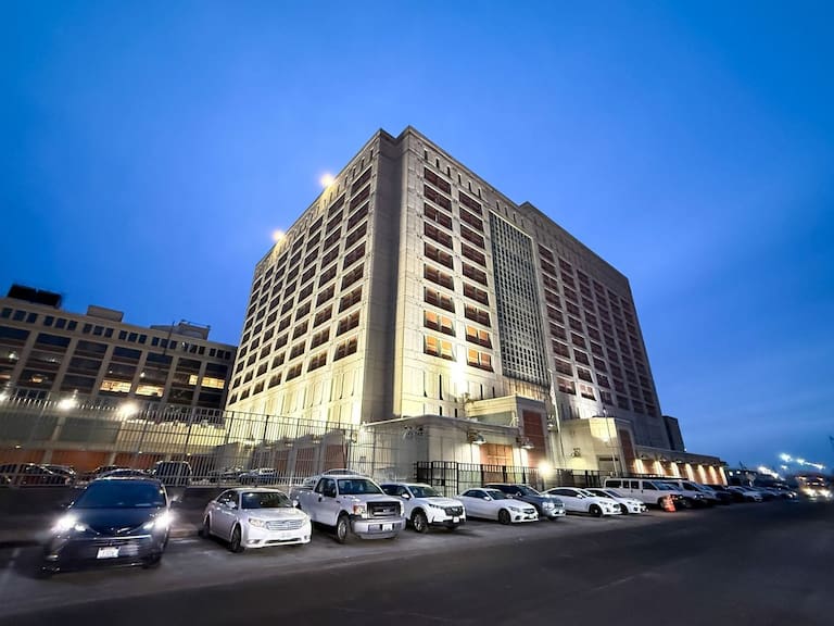 Popular rapero ingresa a la cárcel donde está Nicolás Maduro y espera compartir tiempo con él