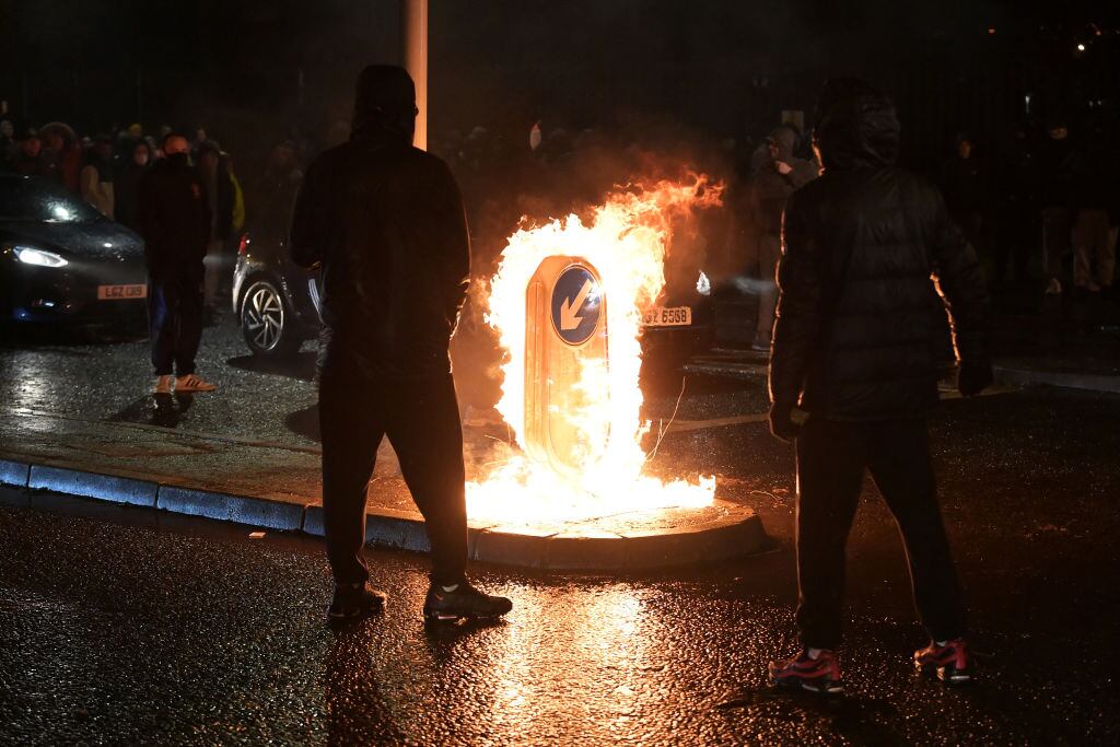 Manifestantes queman señalética en la ciudad de Belfast