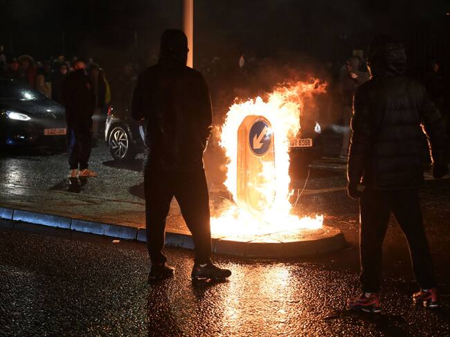 Manifestantes queman señalética en la ciudad de Belfast