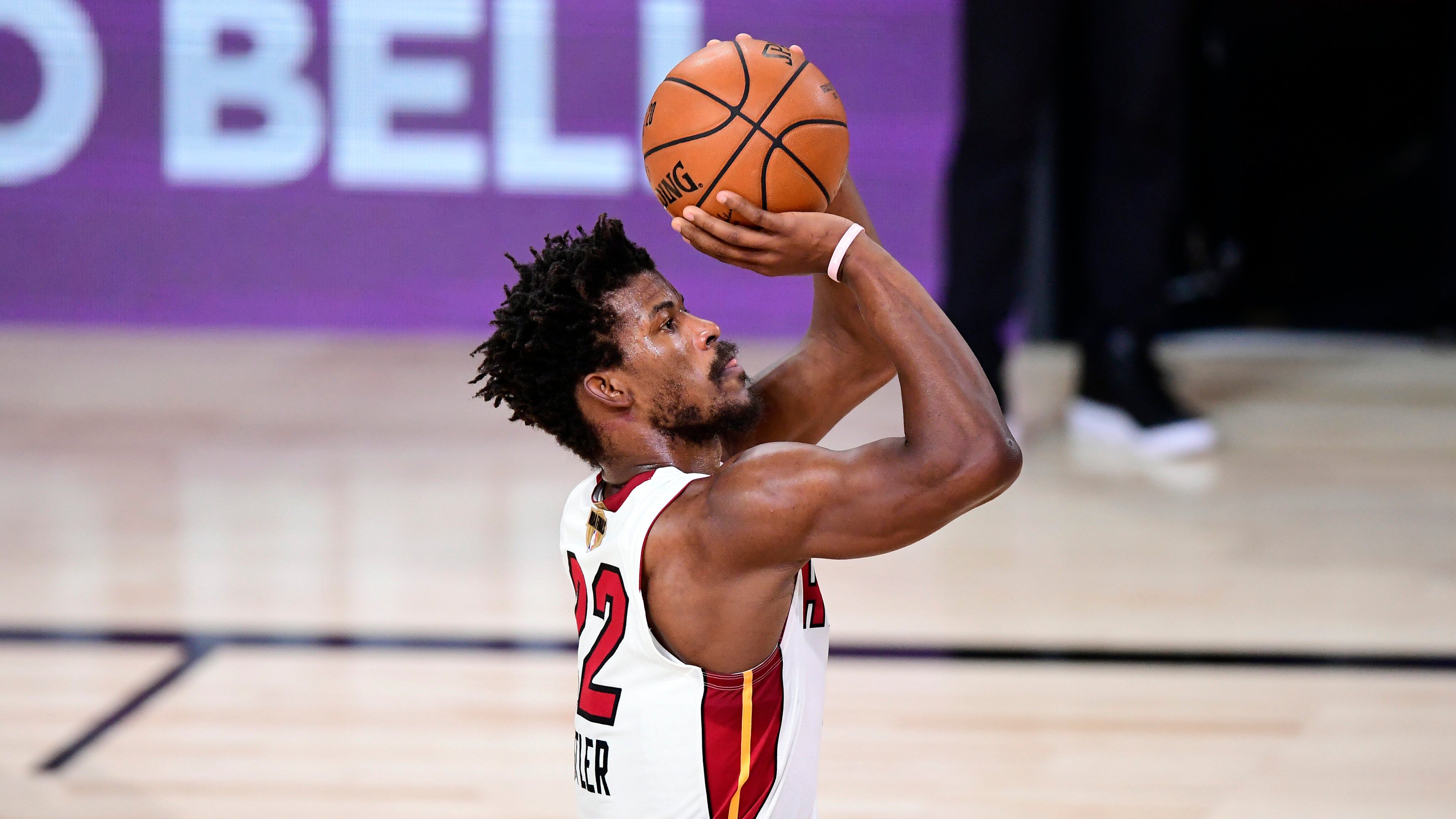 Jimmy Butler lanza un tiro para Miami Heat