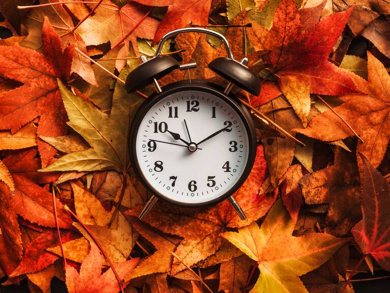 Tras el inicio del otoño: ¿Cuándo es el cambio de hora en Chile?