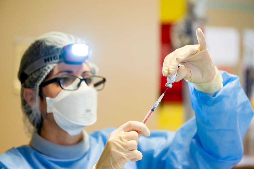 Preparación de una dosis de la vacuna de BioNTech y Pfizer